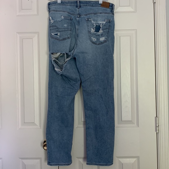 American Eagle women’s distressed jeans - Picture 2 of 3